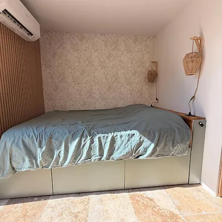 Sexty-nine, 69 Heliovillage Βίλα